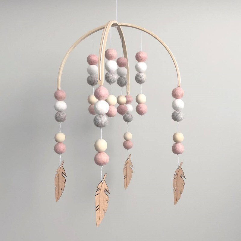 Mobile en bois, pastel