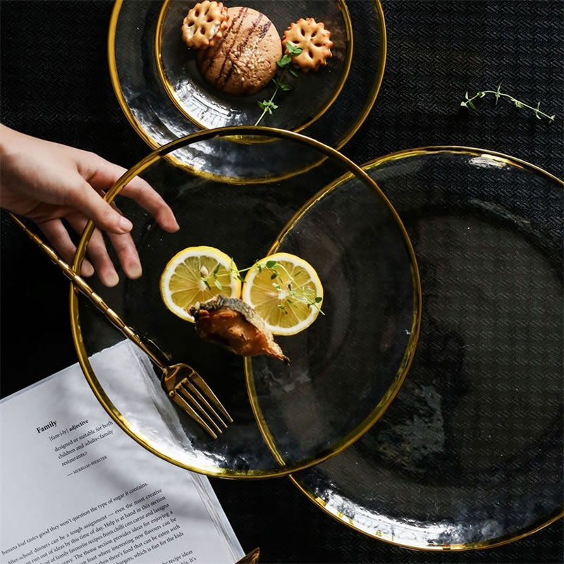 Assiette dorée en verre