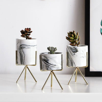 Vase en céramique sur pied, effet marbré