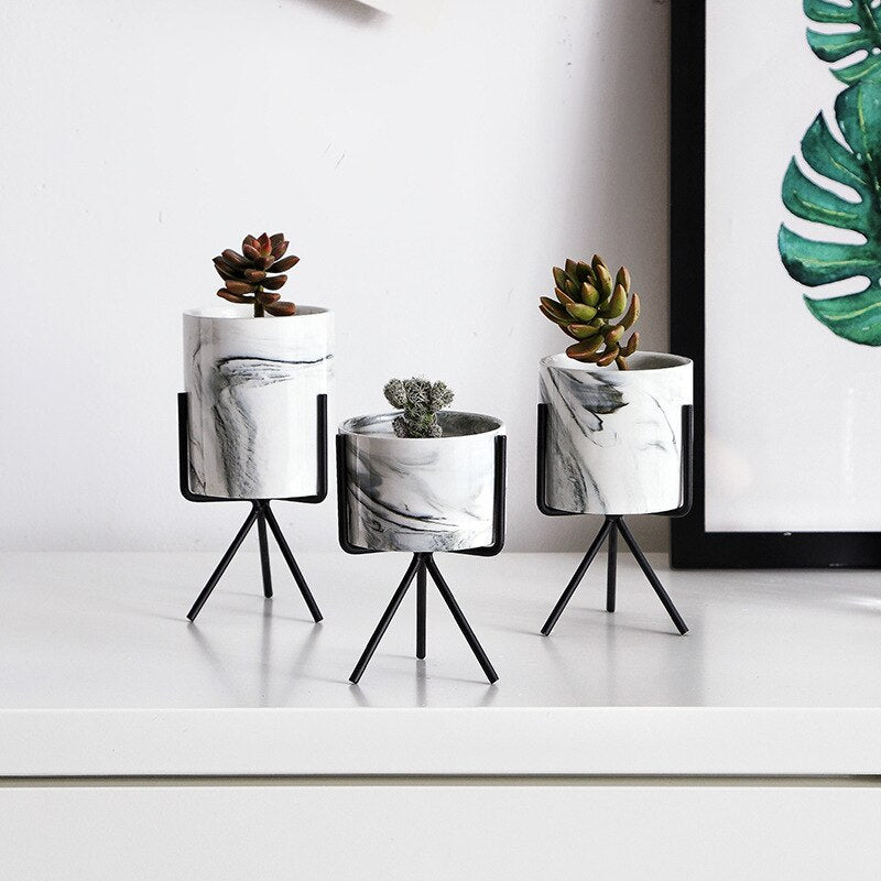 Vase en céramique sur pied, effet marbré