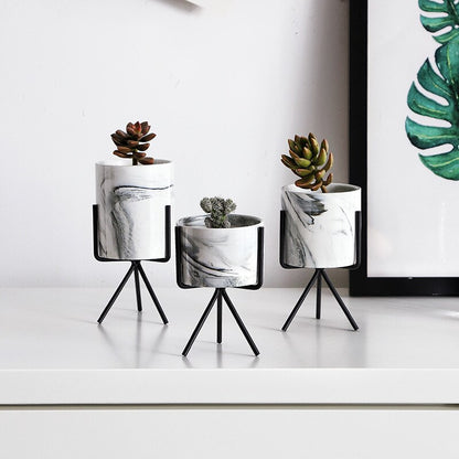 Vase en céramique sur pied, effet marbré