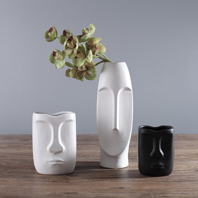 Vase en céramique contemporain de visage humain