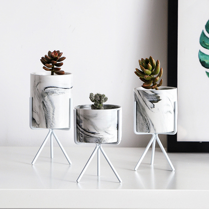 Vase en céramique sur pied, effet marbré