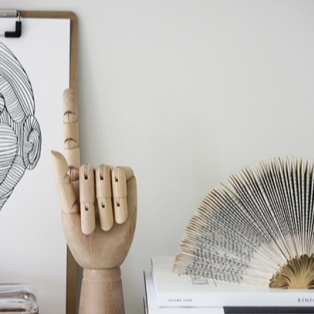 Figurine en bois, main articulée